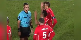 Christian Cueva 'explotó' contra el árbitro tras derrota de Cienciano: se le fue encima y vio la amarilla
