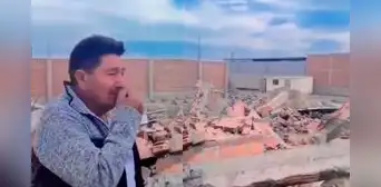 Peruano llora desconsolado al ver que sus hijas derrumbaron su casa por no darles su herencia: “Cuánto daño me han hecho, pero Dios es grande” Peruano llora desconsolado al ver que sus hijas derrumbaron su casa por no darles su herencia: “Cuánto daño me han hecho, pero Dios es grande”