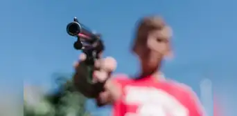 Policía en Nuevo México enfrenta a menores con pistola: el video revela la creciente crisis de seguridad infantil en EEUU
