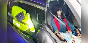 Conductores colocan maniquíes en autos para usar carril compartido pero son descubiertos por policía