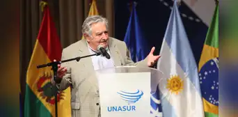 El conmovedor mensaje de José Mujica a los jóvenes: "La vida se te escapa minuto a minuto, lucha por vivirla" El conmovedor mensaje de José Mujica a los jóvenes: "La vida se te escapa minuto a minuto, lucha por vivirla"