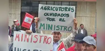 Agricultores y dirigentes se movilizaron para demandar la destitución del ministro Ángel Manero Agricultores y dirigentes se movilizaron para demandar la destitución del ministro Ángel Manero