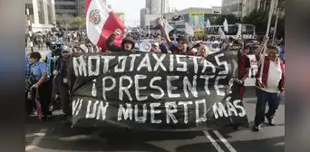 Paro a nivel nacional: cientos de transportistas tomaron la av. Abancay en contra del Gobierno y Congreso Paro a nivel nacional: cientos de transportistas tomaron la av. Abancay en contra del Gobierno y Congreso