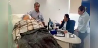 Banco BBVA en México genera polémica al obligar a una mujer de 96 años a ir en camilla para validar su identidad y devolverle su pensión Banco BBVA en México genera polémica al obligar a una mujer de 96 años a ir en camilla para validar su identidad y devolverle su pensión