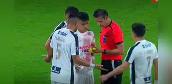 Carlos Zambrano se sorprendió con su tarjeta roja: no sabía que tenía 2 amarillas y dejó a Alianza Lima con 10 hombres