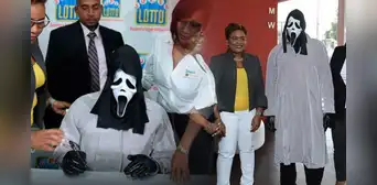Hombre ganó US$1,17 millones en la lotería y fue enmascarado a recoger su premio para no compartirlo con su familia: "Planeo invertirlo" Hombre ganó US$1,17 millones en la lotería y fue enmascarado a recoger su premio para no compartirlo con su familia: "Planeo invertirlo"