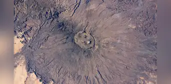 Un astronauta descubre desde el espacio un misterioso lago oculto y rastros antiguos de lava en un supervolcán en el desierto
