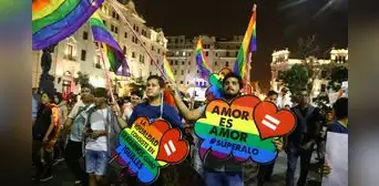 Gobierno de Boluarte contra la comunidad LGTB: prohíbe ingreso de trans a baños públicos según su identidad de género Gobierno de Boluarte contra la comunidad LGTB: prohíbe ingreso de trans a baños públicos según su identidad de género