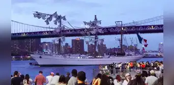 Video del preciso instante en que choca el Buque Cuauhtémoc con el Puente de Brooklyn y deja 2 muertos en Nueva York