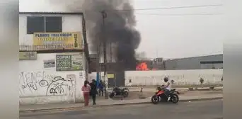 Vecinos de Los Olivos reportan incendio entre las avenidas Alfredo Mendiola y San Bernardo Vecinos de Los Olivos reportan incendio entre las avenidas Alfredo Mendiola y San Bernardo