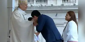 Pareja de peruanos sorprendió al Papa León XIV durante ceremonia de asunción en el Vaticano: así fue su reacción Pareja de peruanos sorprendió al Papa León XIV durante ceremonia de asunción en el Vaticano: así fue su reacción