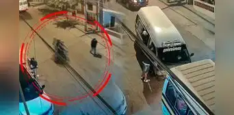 Video muestra el momento exacto del ataque a combi en Independencia que dejó un niño fallecido Video muestra el momento exacto del ataque a combi en Independencia que dejó un niño fallecido