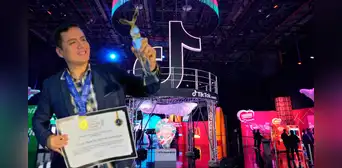 ¿Cuál fue la carrera que estudió 'El Chico de las Noticias’? Así era su vida antes de volverse famoso en TikTok ¿Cuál fue la carrera que estudió 'El Chico de las Noticias’? Así era su vida antes de volverse famoso en TikTok