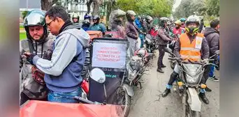 Motociclistas marchan contra el uso de chaleco obligatorio y casco con placa: "Nos están marcando como si fuéramos ganado" Motociclistas marchan contra el uso de chaleco obligatorio y casco con placa: "Nos están marcando como si fuéramos ganado"
