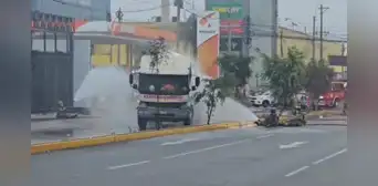Fuga de gas en camión cisterna entre av. Nicolás Arriola y Canadá, en La Victoria: 4 unidades de bomberos en la zona Fuga de gas en camión cisterna entre av. Nicolás Arriola y Canadá, en La Victoria: 4 unidades de bomberos en la zona