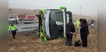Accidente en Pasamayo: bus de ruta Huaral-Lima se vuelca y pasajeros escapan por las ventanas Accidente en Pasamayo: bus de ruta Huaral-Lima se vuelca y pasajeros escapan por las ventanas