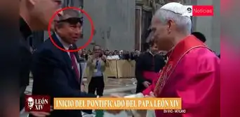 Cónsul adjunto del Perú en Roma recibe críticas al saludar al papa León XIV con lentes en la frente