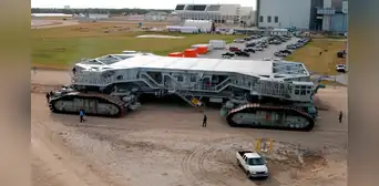 El monstruo de 3.000 toneladas que utiliza 625 litros de diésel para recorrer solo 1 km: un camión que mueve cohetes a 5 km por hora El monstruo de 3.000 toneladas que utiliza 625 litros de diésel para recorrer solo 1 km: un camión que mueve cohetes a 5 km por hora