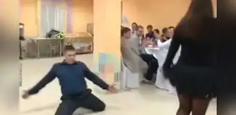 Joven intentó hacer 'breakdance' en fiesta y termina lastimándose el brazo: "Videos que duelen"