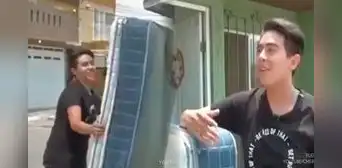 Joven lavó su colchón y lo puso a secar en la calle, pero se lo robaron: publicó aviso en redes para que lo ayuden a encontrarlo Joven lavó su colchón y lo puso a secar en la calle, pero se lo robaron: publicó aviso en redes para que lo ayuden a encontrarlo