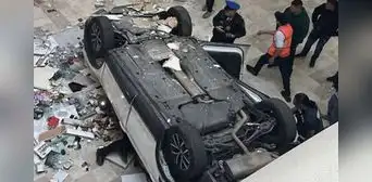 Mujer de 61 años cae con su camioneta desde el tercer nivel de estacionamiento en centro comercial de CDMX: metió reversa por error Mujer de 61 años cae con su camioneta desde el tercer nivel de estacionamiento en centro comercial de CDMX: metió reversa por error