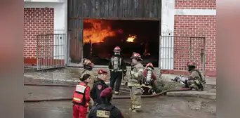 Fuerte incendio en fábrica de colchones en VES: explosiones, riesgo de expansión y fuego por casi 2 horas Fuerte incendio en fábrica de colchones en VES: explosiones, riesgo de expansión y fuego por casi 2 horas