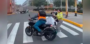 Con el chaleco exigido por el MTC: motorizado asalta a madre de familia en Cercado de Lima Con el chaleco exigido por el MTC: motorizado asalta a madre de familia en Cercado de Lima