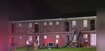 Incendio en Houston destruye varios edificios residenciales y afecta a familias locales de Texas Incendio en Houston destruye varios edificios residenciales y afecta a familias locales de Texas