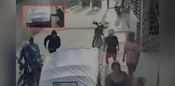 Sicarios acribillan cruelmente a hombre que se encontraba descansando en su mototaxi en Tumbes: cámaras captaron todo Sicarios acribillan cruelmente a hombre que se encontraba descansando en su mototaxi en Tumbes: cámaras captaron todo