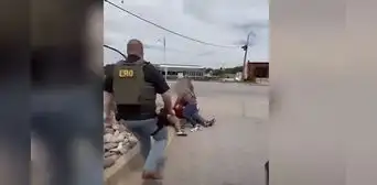 Agente de ICE es captado saltando de un carro para arrestar a 5 inmigrantes al lado de la carretera en esta ciudad de EEUU