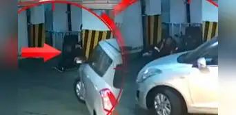 Mujer atropella a delivery en estacionamiento de pollería en San Borja y se habría fugado sin auxiliarlo Mujer atropella a delivery en estacionamiento de pollería en San Borja y se habría fugado sin auxiliarlo