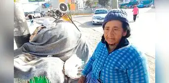 Adulta mayor duerme en las calles tras ser desalojada por su hija de su casa y pide ayuda para viajar a Puno Adulta mayor duerme en las calles tras ser desalojada por su hija de su casa y pide ayuda para viajar a Puno
