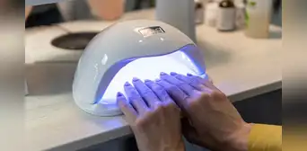 Científicos advierten que la radiación de las lámparas para el secado de esmalte de uñas alteran las moléculas de la piel Científicos advierten que la radiación de las lámparas para el secado de esmalte de uñas alteran las moléculas de la piel