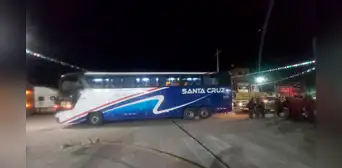 Delincuentes armados bloquean carretera para asaltar a pasajeros de bus interprovincial en Puno Delincuentes armados bloquean carretera para asaltar a pasajeros de bus interprovincial en Puno