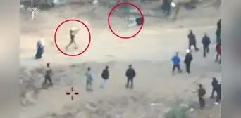 Israel publica video de hombres armados disparando a gazatíes: "Hamás busca impedir la distribución de alimentos en Gaza" Israel publica video de hombres armados disparando a gazatíes: "Hamás busca impedir la distribución de alimentos en Gaza"