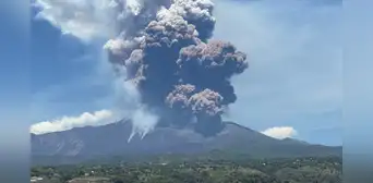 Volcán Etna entra en erupción en Sicilia: lanza una enorme nube de ceniza visible desde kilómetros en Italia
