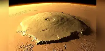 La inteligencia artificial descifra el misterio de unas extrañas rayas sobre una montaña de 22 kilómetros en Marte