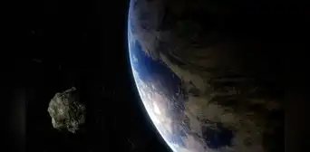 El asteroide 2008 DG5 pasará cerca de la tierra este jueves: es del tamaño comparable a la Torre Eiffel El asteroide 2008 DG5 pasará cerca de la tierra este jueves: es del tamaño comparable a la Torre Eiffel