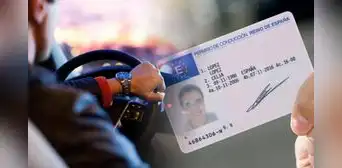 ¿Cuáles son los requisitos y costos para obtener el carnet de conducir en España en 2025?