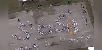 Florida: inmigrantes en centro de detención del ICE forman señal de 'SOS' y denuncian condiciones inhumanas