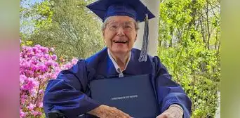 Le prohibieron graduarse por su embarazo y después de 60 años logró obtener su diploma en EEUU: "Me da una sensación de cierre y logro" Le prohibieron graduarse por su embarazo y después de 60 años logró obtener su diploma en EEUU: "Me da una sensación de cierre y logro"