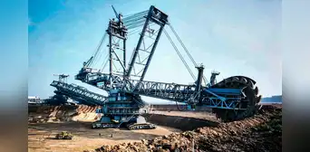 La enorme máquina minera que realiza el trabajo de 10.000 camiones, supera las 14.000 toneladas y cuesta aproximadamente 100 millones de dólares La enorme máquina minera que realiza el trabajo de 10.000 camiones, supera las 14.000 toneladas y cuesta aproximadamente 100 millones de dólares