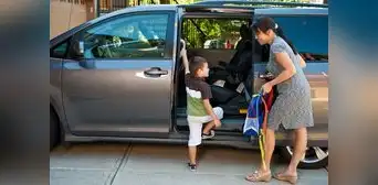 Rutas escolares seguras: claves para elegir el transporte adecuado para tu hijo y garantizar su bienestar camino a la escuela