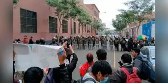 Protesta en UNFV: estudiantes de la Facultad de Humanidades exigen ser matriculados en la casa de estudios Protesta en UNFV: estudiantes de la Facultad de Humanidades exigen ser matriculados en la casa de estudios