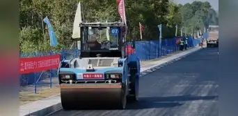 El innovador método de China para construir carreteras sin personal humano: completó 158 km con maquinaria autónoma impulsada por IA El innovador método de China para construir carreteras sin personal humano: completó 158 km con maquinaria autónoma impulsada por IA
