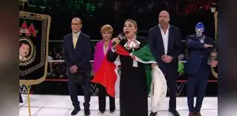 Deyra Barrera se equivoca al cantar el Himno Nacional Mexicano en evento de la WWE 2025 Deyra Barrera se equivoca al cantar el Himno Nacional Mexicano en evento de la WWE 2025