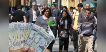 8 de cada 10 trabajadores considera que su sueldo no alcanza para cubrir sus necesidades básicas 8 de cada 10 trabajadores considera que su sueldo no alcanza para cubrir sus necesidades básicas