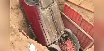 Auto cae a zanja en Ventanilla durante obras de alcantarillado: ocupantes salen ilesos pese al impacto Auto cae a zanja en Ventanilla durante obras de alcantarillado: ocupantes salen ilesos pese al impacto