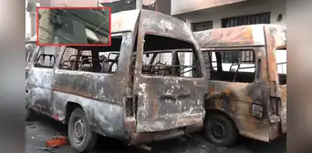 Incendian tres combis por presunta extorsión en calle de SMP: fuego alcanzó parte de vivienda Incendian tres combis por presunta extorsión en calle de SMP: fuego alcanzó parte de vivienda
