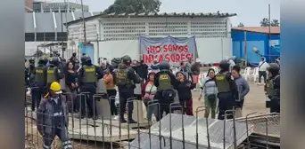 Pescadores y comerciantes de Chorrillos se enfrentan a policías durante protesta contra proyecto municipal Pescadores y comerciantes de Chorrillos se enfrentan a policías durante protesta contra proyecto municipal